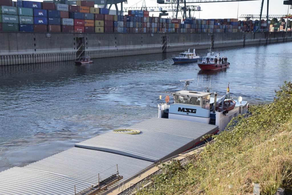 Havarie Wassereinbruch Motorraum beim Schiff Koeln Niehl Niehler Hafen P032.JPG - Miklos Laubert